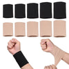Un ensemble de manchons de compression noirs et nude de différentes tailles, avec une main portant l'un.