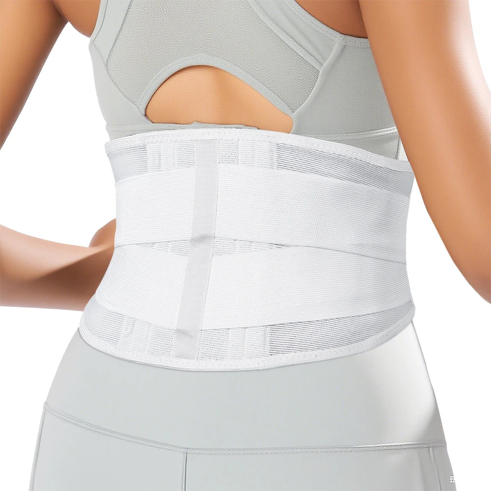 Nahaufnahme eines weißen ergonomischen Lendenstützbands um die Taille einer Person.