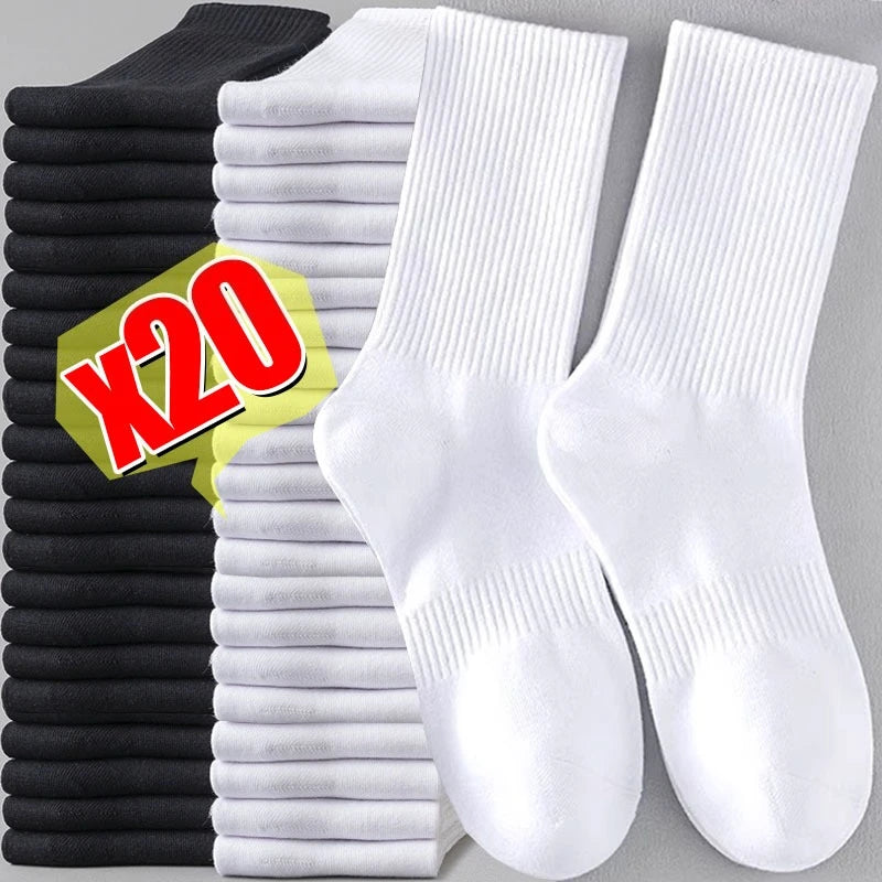 Une pile de chaussettes en coton mélangé noir et blanc pour hommes, montrant divers styles et couleurs.
