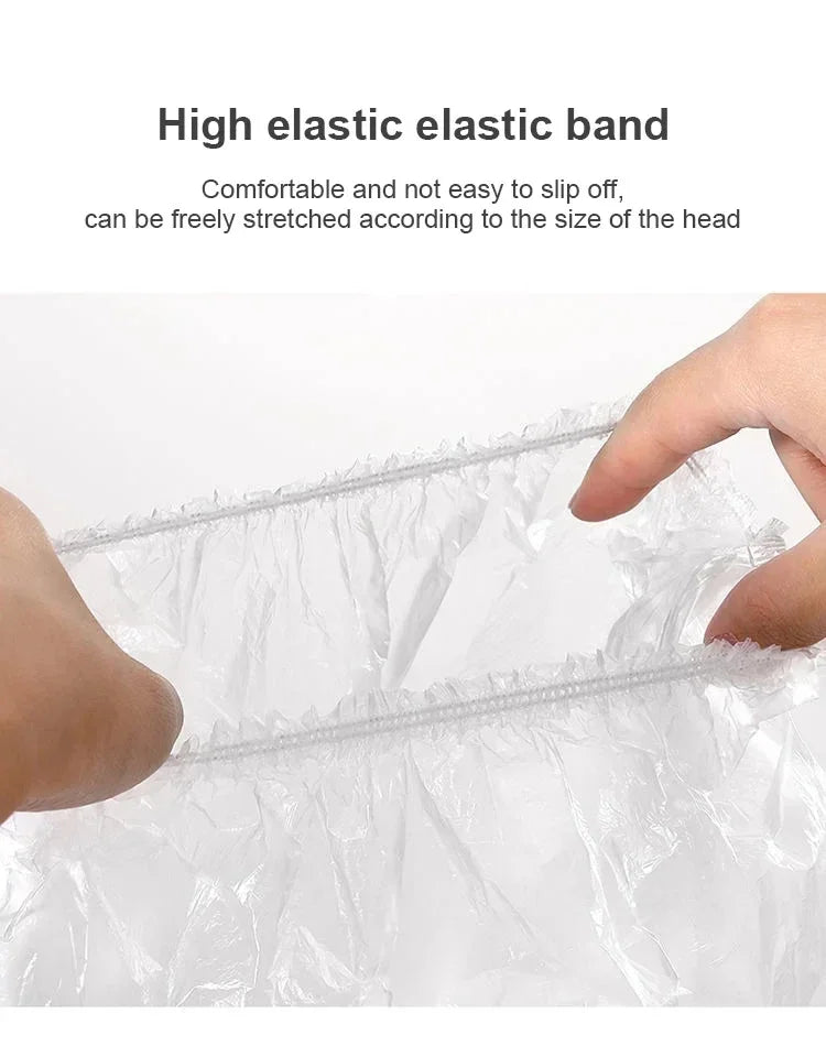 Una mano estirando una banda elástica transparente para extensiones o trenzas de cabello.
