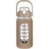 Wiederverwendbare Glasflasche mit Strohhalm in Beige oder Tan