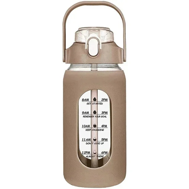 Wiederverwendbare Glasflasche mit Strohhalm in Beige oder Tan