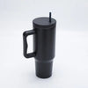 Tasse isotherme en acier inoxydable noir mat grande capacité avec couvercle et paille.