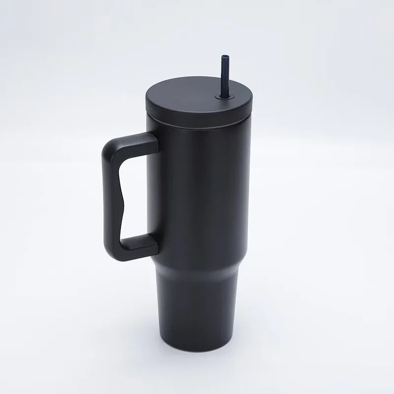 Tasse isotherme en acier inoxydable noir mat grande capacité avec couvercle et paille.