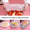 Capas desechables para ducha usadas para extensiones y trenzas, mostradas sobre un plato de fruta