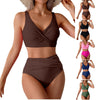Un mannequin porte un maillot de bain deux pièces ruched et froncé marron taille haute.