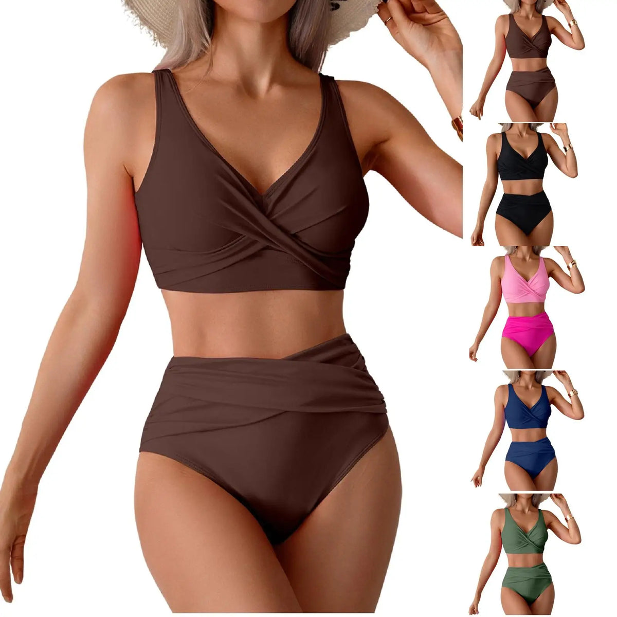 Un mannequin porte un maillot de bain deux pièces ruched et froncé marron taille haute.