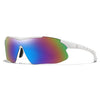 Une paire de lunettes de soleil sportives avec des verres polarisés multicolores et des montures blanches.
