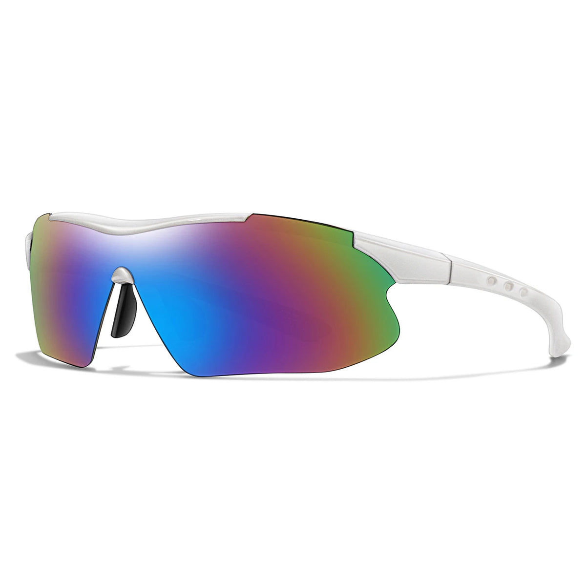 Une paire de lunettes de soleil sportives avec des verres polarisés multicolores et des montures blanches.
