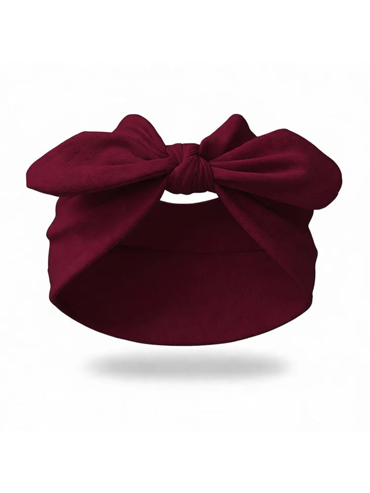 Un bandeau élastique en velours bordeaux noué en nœud.