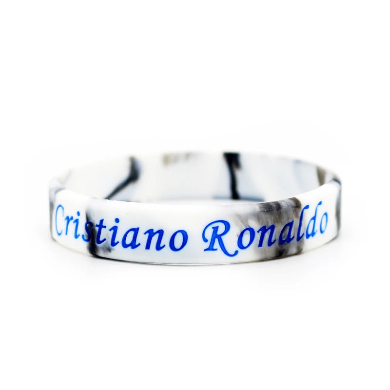 Weiß-schwarze marmorierte Silikon-Armband mit dem Namen Cristiano Ronaldo eingraviert.
