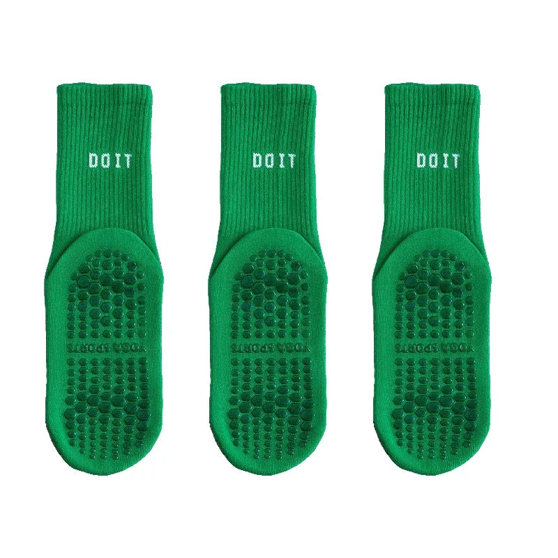 Drei Paar grüne atmungsaktive Yoga- und Pilates-Socken über dem Knie mit DOIT-Logo.