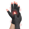 Eine Hand trägt schwarze Kompressionstherapiehandschuhe mit sichtbaren Druckpunkten und Pfeilen zur Massage-Richtung.
