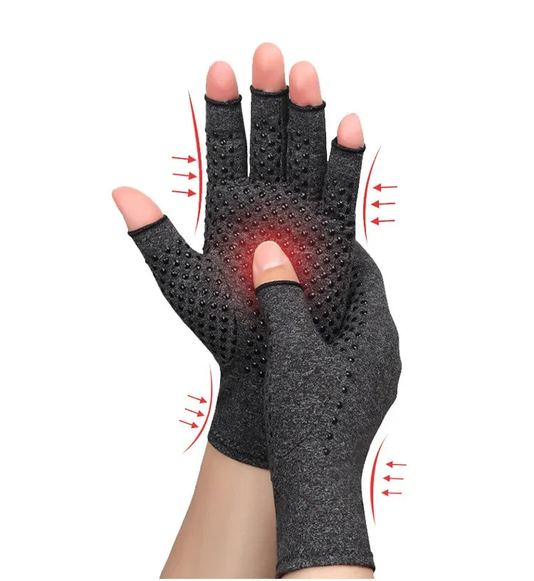 Eine Hand trägt schwarze Kompressionstherapiehandschuhe mit sichtbaren Druckpunkten und Pfeilen zur Massage-Richtung.