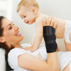 Eine Frau trägt sanft eine orthopädische Kompressionsbandage an den Arm eines Babys.