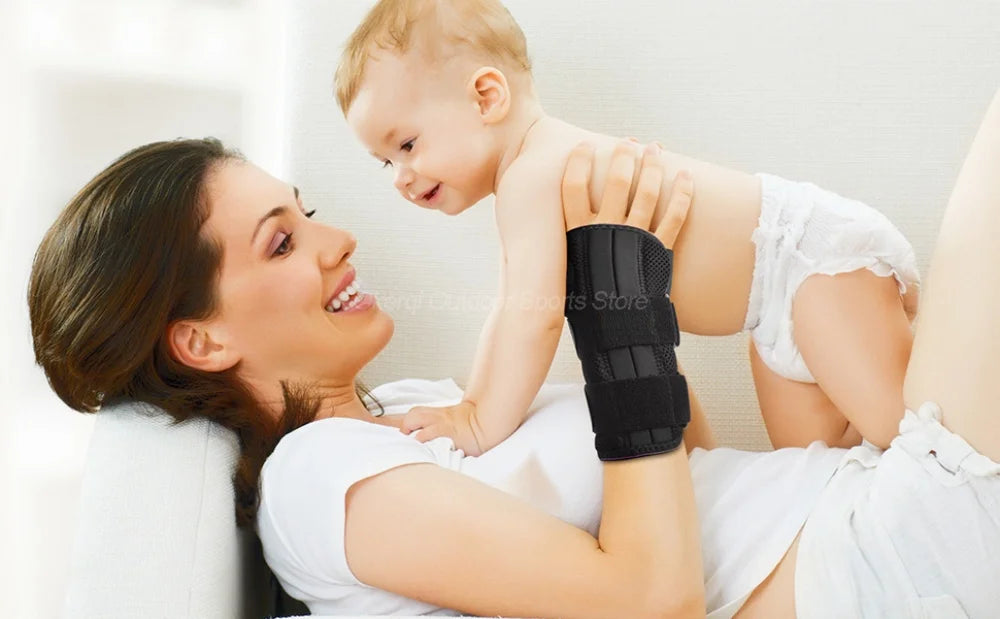 Eine Frau trägt sanft eine orthopädische Kompressionsbandage an den Arm eines Babys.