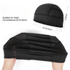 Casco de ciclismo negro transpirable con forro interior, mostrando dimensiones y una mano demostrando el ajuste.