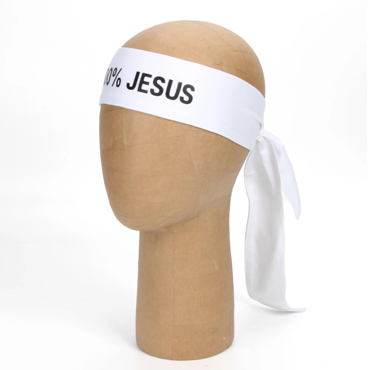Tête de mannequin bronzée portant un bandeau blanc avec le texte 30% JESUS
