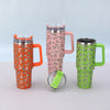 Trois tasses en acier inoxydable isothermes orange, rose et vert lime avec motifs léopard.