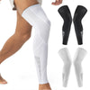 Weiße Kompressionsleg-Sleeves für Sport und Fitness auf einem Bein mit schwarzen Alternativen.