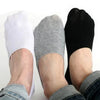 Un ensemble de chaussettes invisibles en silicone respirantes pour hommes, en blanc, gris et noir.
