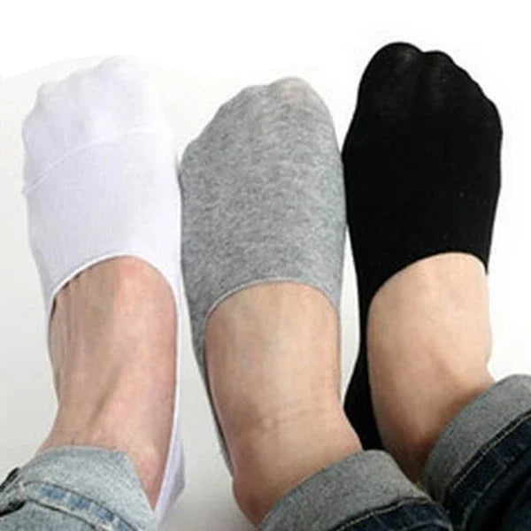 Un ensemble de chaussettes invisibles en silicone respirantes pour hommes, en blanc, gris et noir.