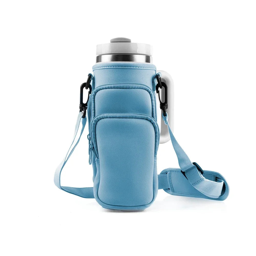 Helles blaues Mehrfachtaschen-Tragebeutel für eine Wasserflasche mit Trageriemen.