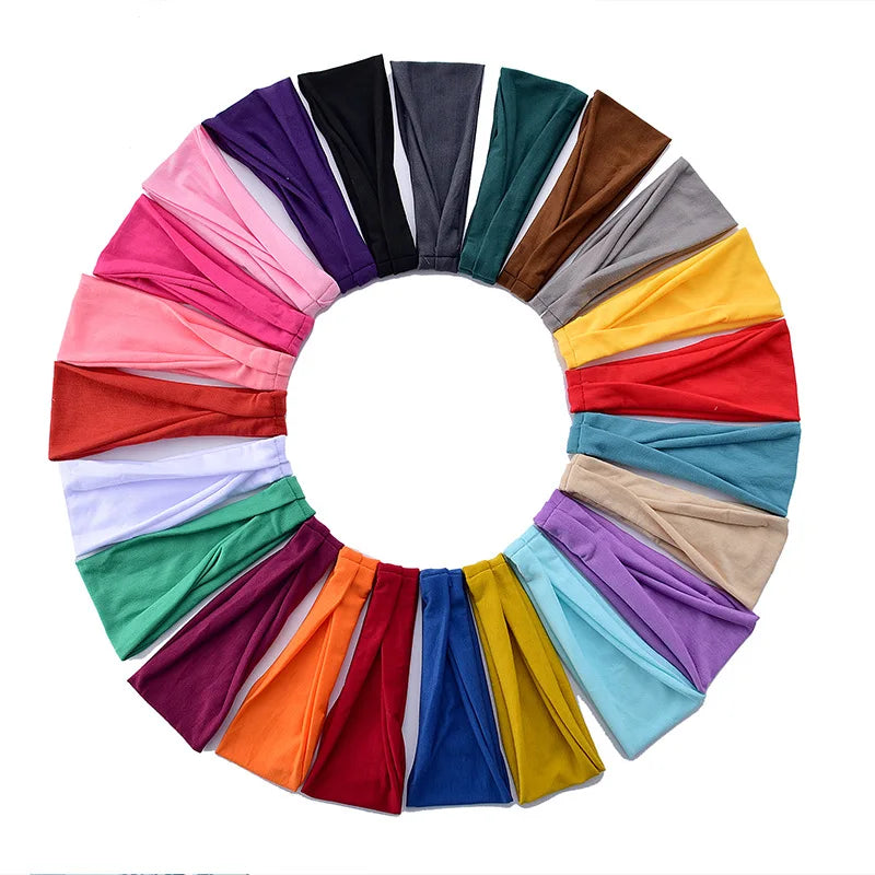 Disposition circulaire de bandeaux élastiques colorés pour cheveux et maquillage, dans diverses nuances de rose, violet, vert