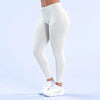 Una persona viste leggings de yoga blancos sin costuras y zapatillas deportivas blancas.