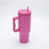Tasse isotherme en acier inoxydable rose de grande capacité avec couvercle et paille.