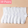 Dix paires de chaussettes en tricot blanches et respirantes disposées en rangée.
