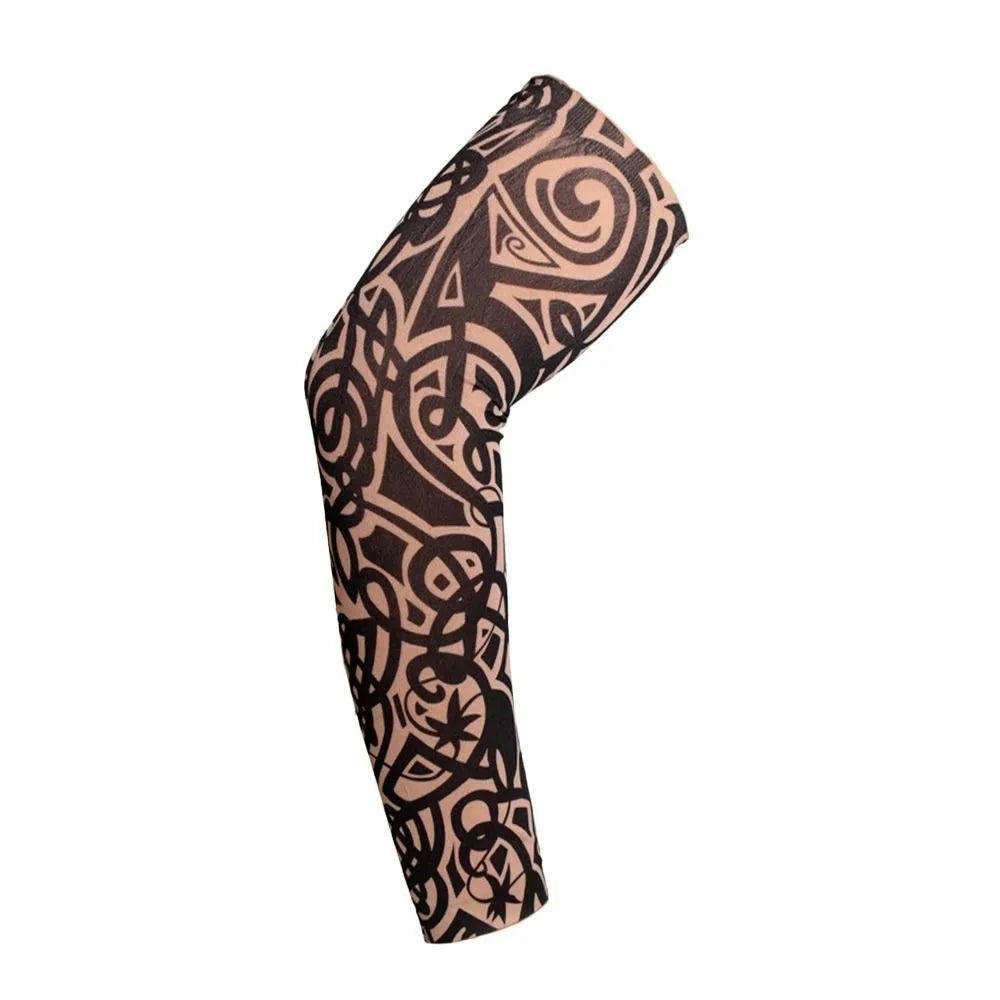 Primer plano de una manga protectora solar estampada puesta en un brazo.