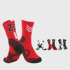 Ein Paar rote, dicke Basketballsocken mit schwarzen Streifen und Grafikdesign.