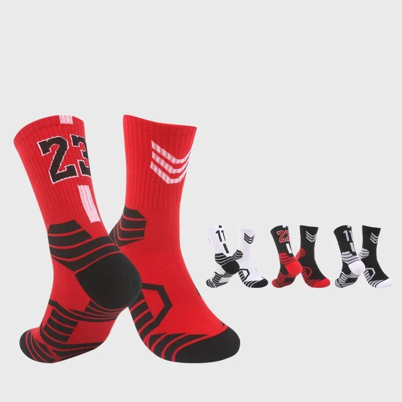 Ein Paar rote, dicke Basketballsocken mit schwarzen Streifen und Grafikdesign.
