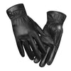 Une paire de gants d'hiver en cuir de mouton noir pour homme, sur fond blanc.