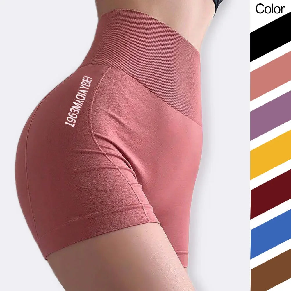 Primer plano de un short deportivo femenino sin costuras color rosa polvoriento.
