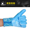 Primer plano de un guante de portero azul brillante con detalles blancos, mostrado en una mano.