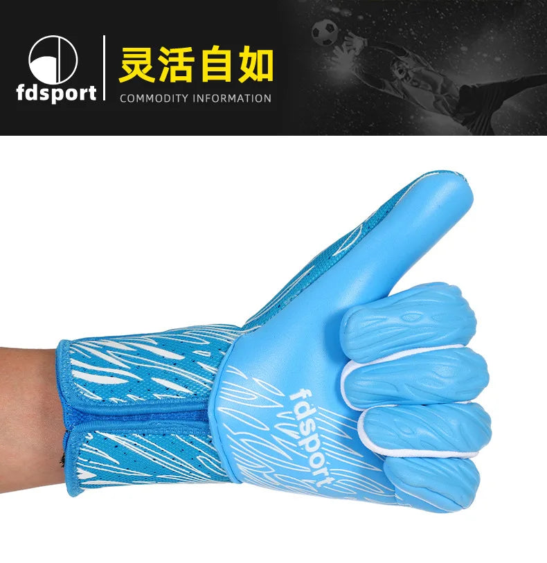 Primer plano de un guante de portero azul brillante con detalles blancos, mostrado en una mano.