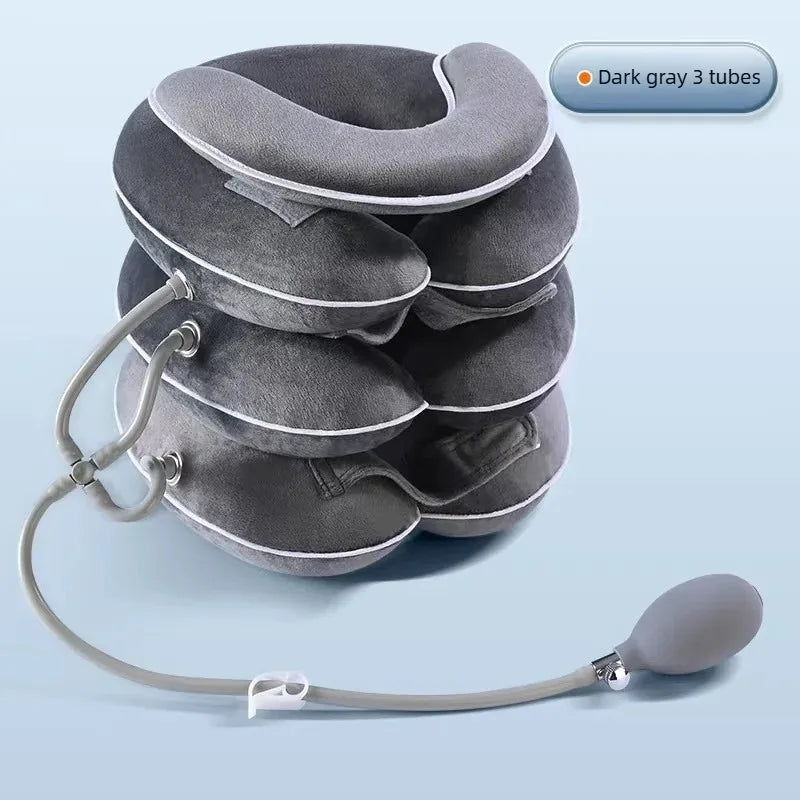 Una pila de collarines de tracción cervical grises oscuros inflables con manguera flexible sobre un fondo azul claro.