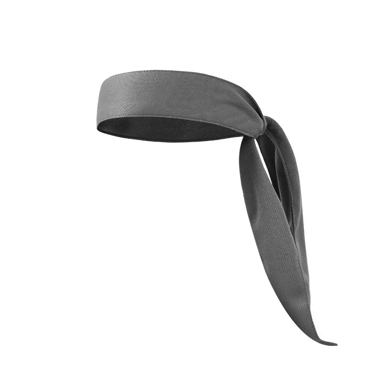 Una cinta deportiva gris oscuro ajustable enrollada en forma de banda.
