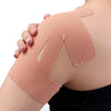 Eine Hand appliziert beige Kinesiologie-Tape auf den Oberarm zur Sport-Schmerzlinderung.