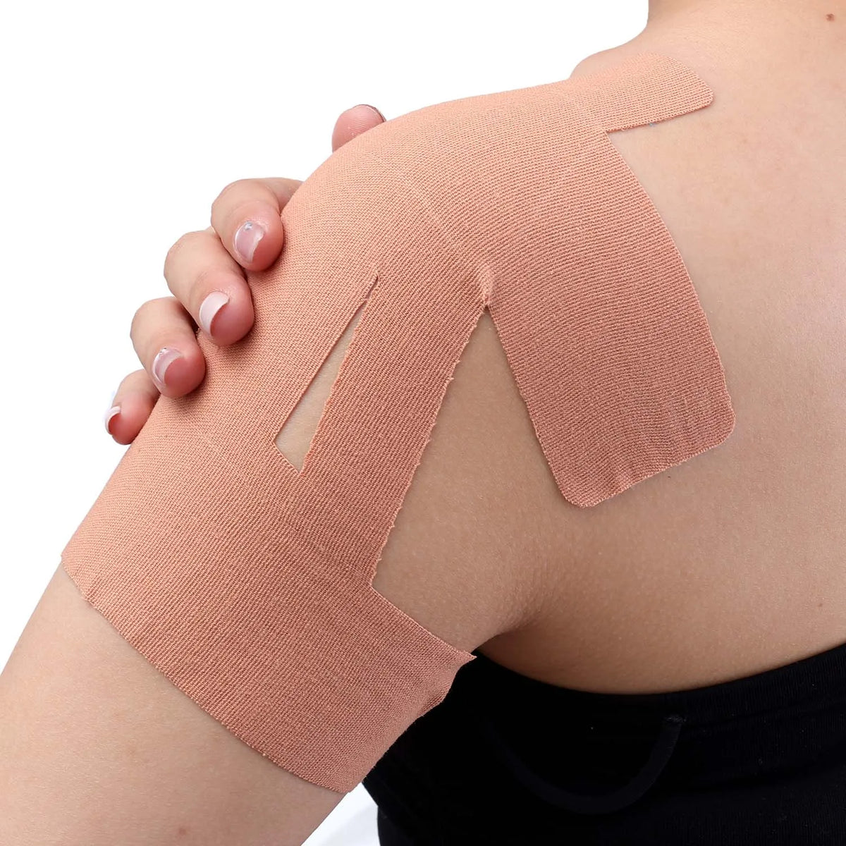 Eine Hand appliziert beige Kinesiologie-Tape auf den Oberarm zur Sport-Schmerzlinderung.