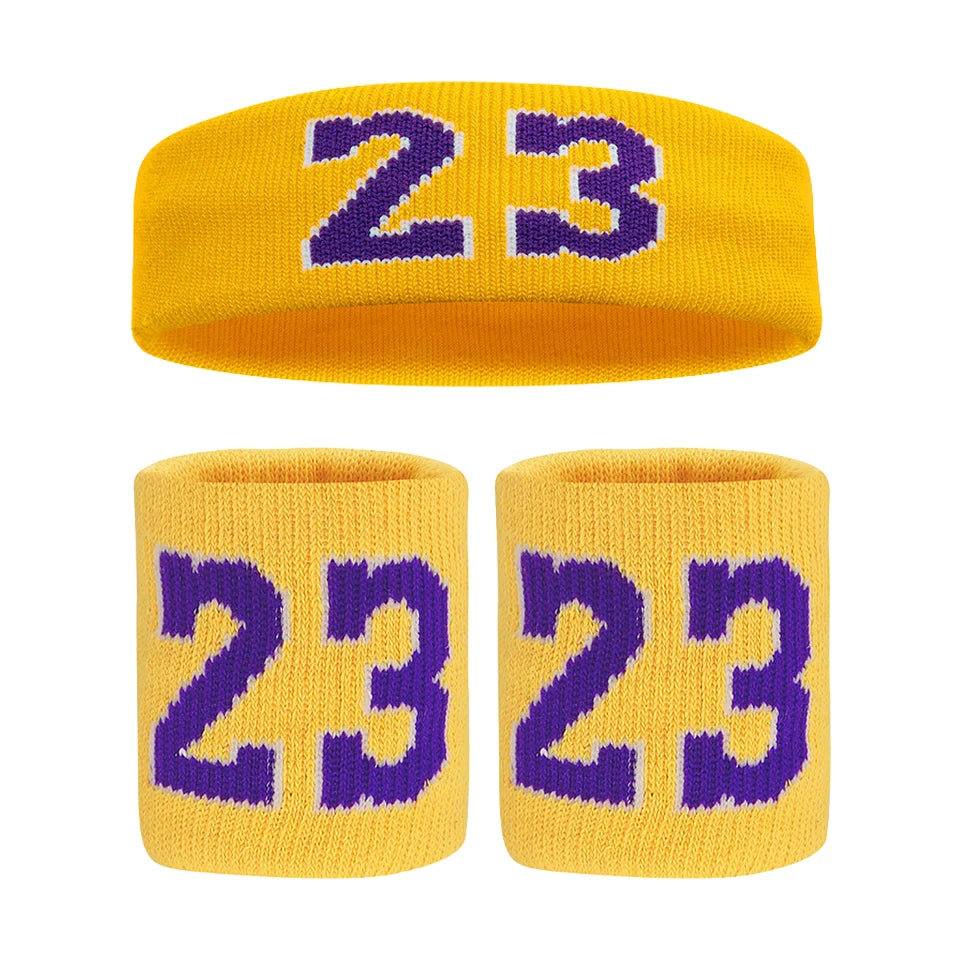 Un set de deux bandeaux de tête ou de poignet jaunes, chacun avec le numéro 23 en texte violet.