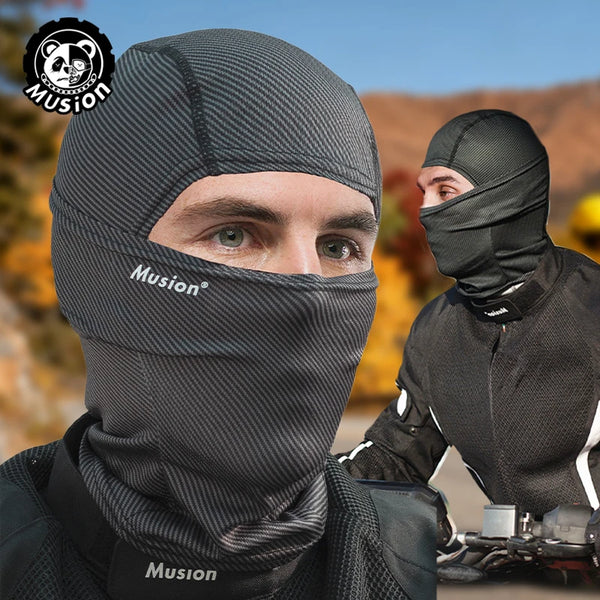 Mann mit schwarzer Musion-Balaclava und Stirnband, im Freien dargestellt.