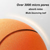 Gros plan d'une boule de mousse orange avec une couture noire, conçue pour absorber le bruit.