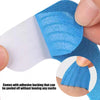 Cinta kinesiológica azul aplicada a una articulación de dedo para soporte.