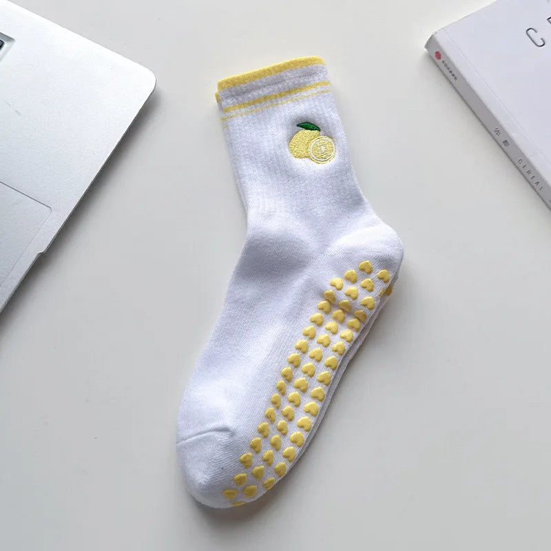 Chaussettes de yoga blanches avec broderie jaune et détails antidérapants