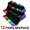 Una pila de doce pares de calcetines deportivos bajos de varios colores, incluyendo negro, rosa, verde y morado.