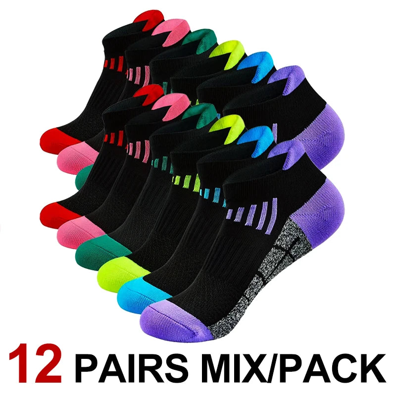 Una pila de doce pares de calcetines deportivos bajos de varios colores, incluyendo negro, rosa, verde y morado.