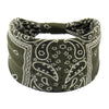 Dunkelolivgrüne Boho-Twist-Haube mit weißer Paisley- und Blumenstickerei.